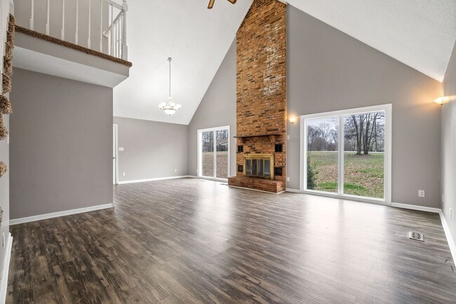 Building Photo - Lovely home on beautiful wooded corner lot