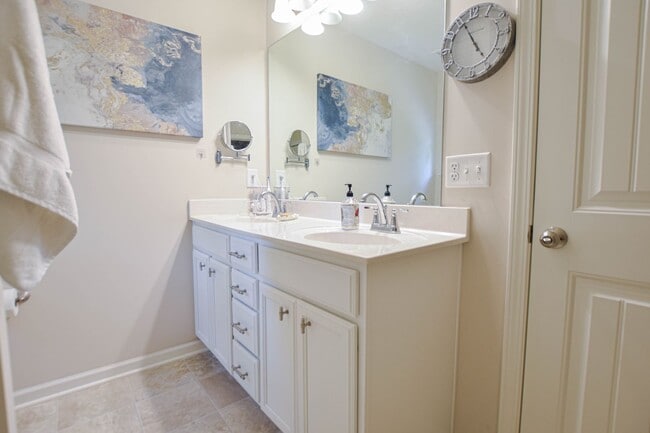 Building Photo - Pet Friendly Three Bedroom in Pleasant View!