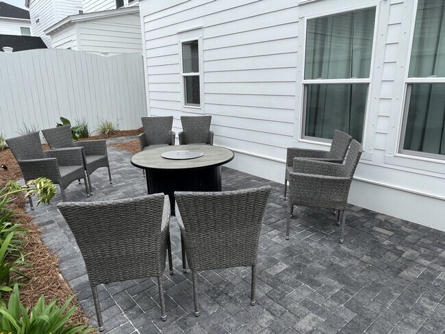 Building Photo - 141 Valdare Ln