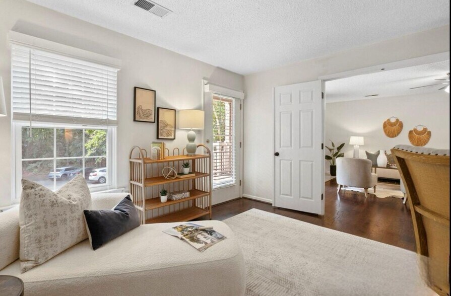 Building Photo - 5011 Sharon Rd