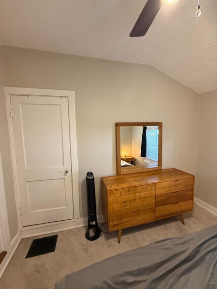 Building Photo - 930 Lexington Ave