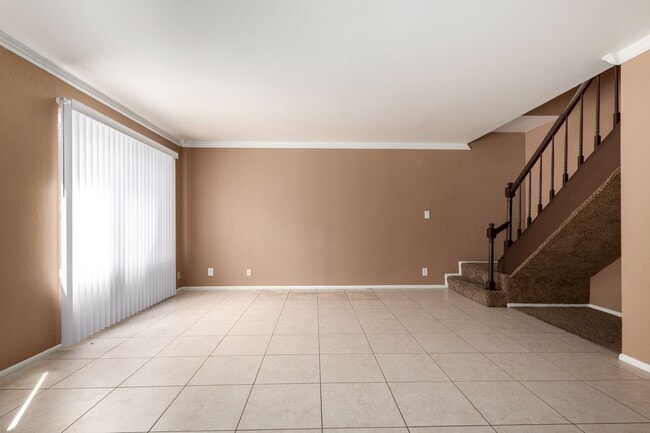 Building Photo - Charming 2-Bed Townhome with Community Poo...
