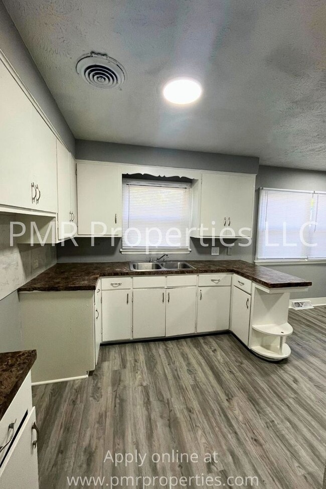 Building Photo - 3 Bedrooms / 1 Bathroom House
