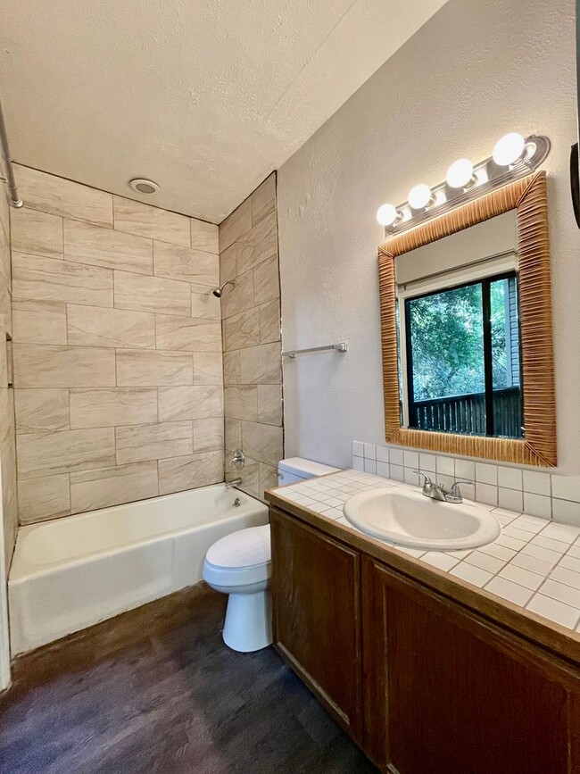 Building Photo - 2/2 Condo, Blocks from Campus and Downtown - Water and Trash Included!
