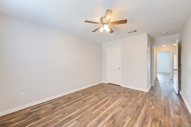 Building Photo - 24615 Lakecrest Bend Dr