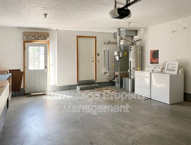 Building Photo - 1138 NE Conser Pl