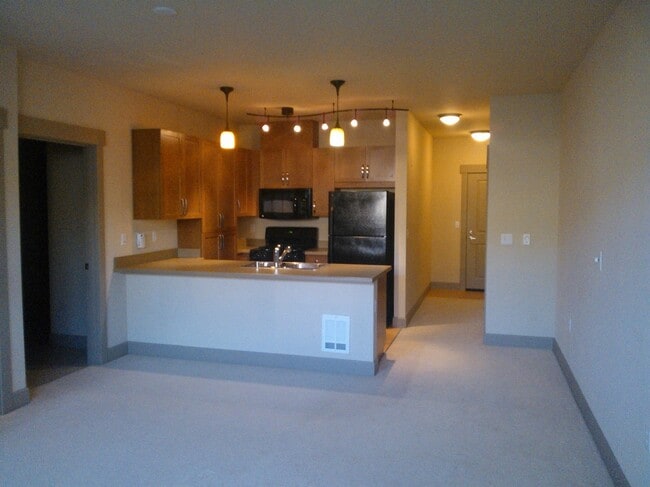 Building Photo - Bright Top-Floor Condo in the Heart of the...