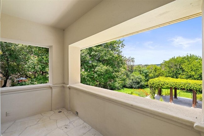 Building Photo - 602 Las Lomas Dr