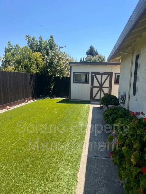 Building Photo - 142 Hillview Dr
