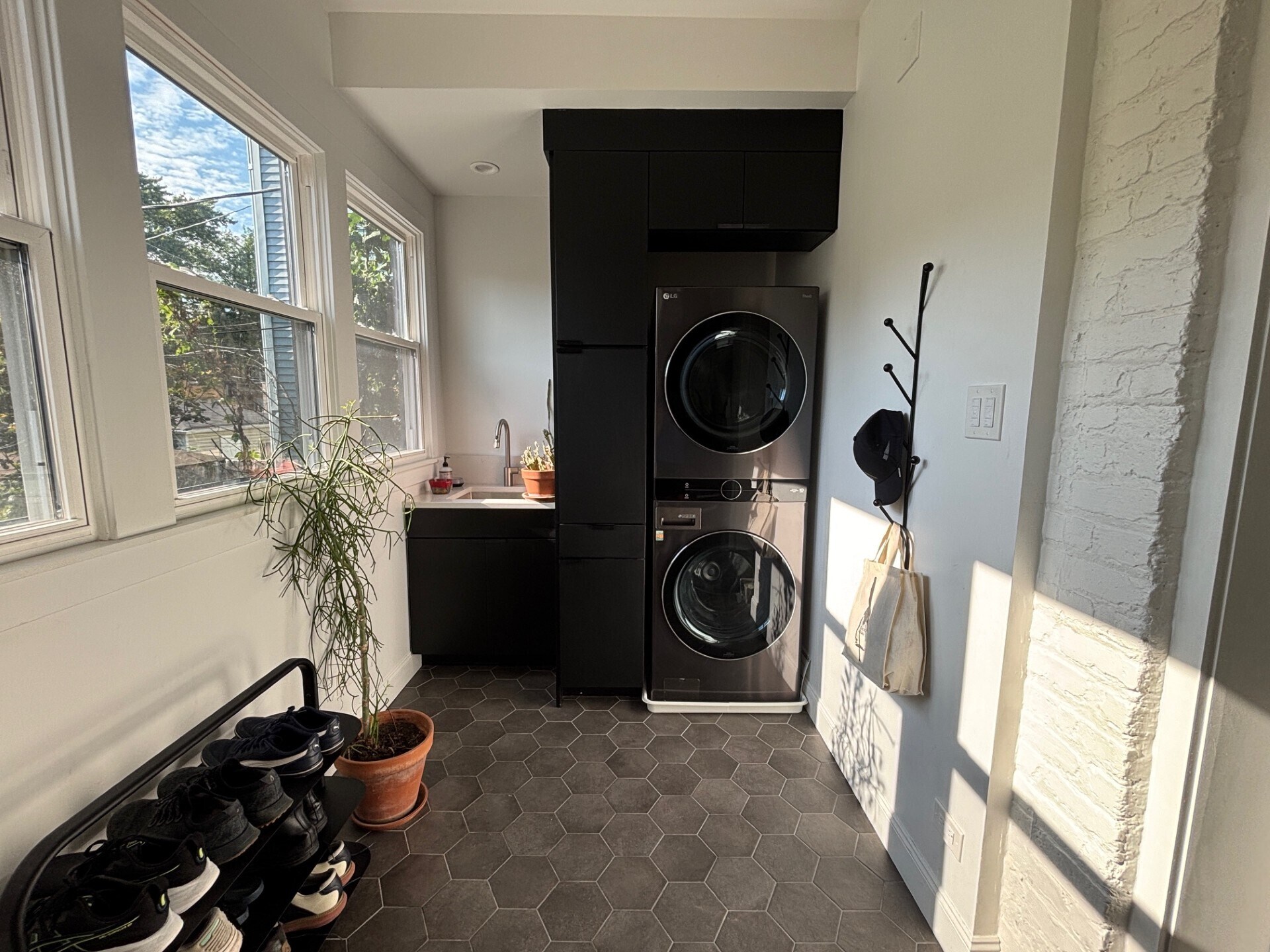 Shared Laundry - 3248 N Lawndale Ave