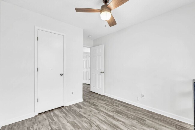 Building Photo - 925 Granny White Rd