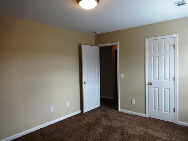 Building Photo - 405 Crystal Oaks Ln