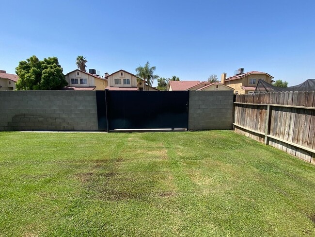 Building Photo - Newley Remodeled 3 BD 2 BA house on corner...