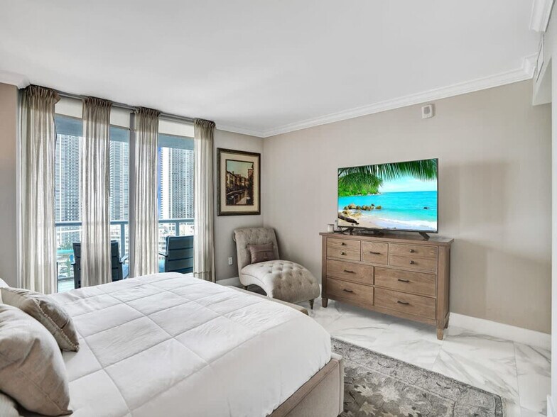 Building Photo - 2602 E Hallandale Beach Blvd