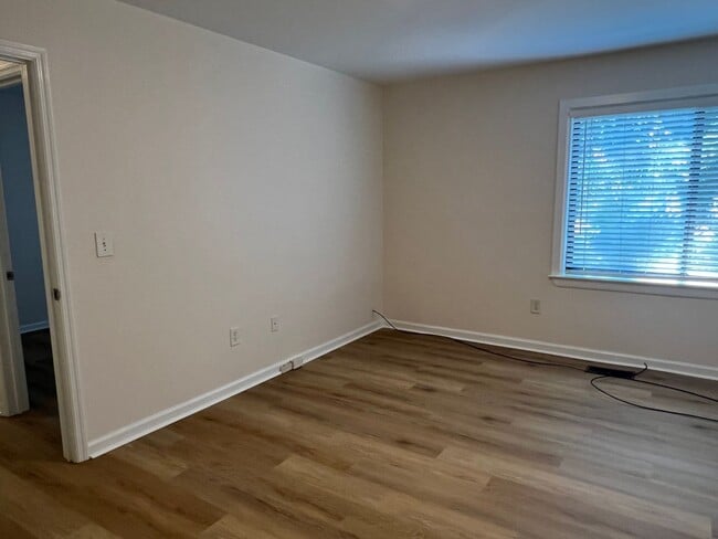 Building Photo - First Floor Forest Gardens - Walk to Beach!