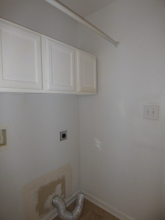 Building Photo - Beautiful 3 BR, 2 Bath Home, All Electric, Vaulted Ceilings, Walk-In Closets, Garage