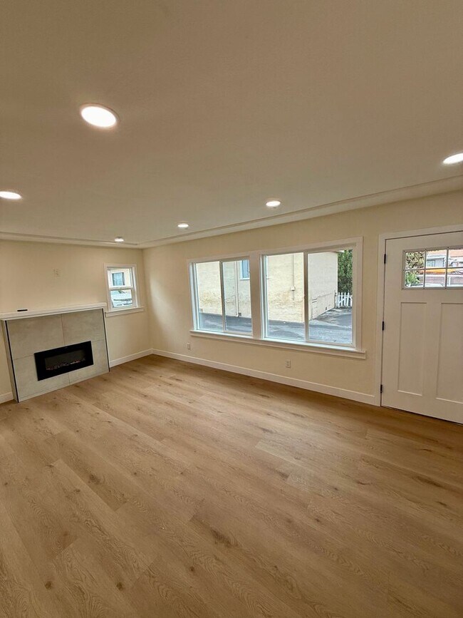 Building Photo - Completely Remodeled Single Family House!