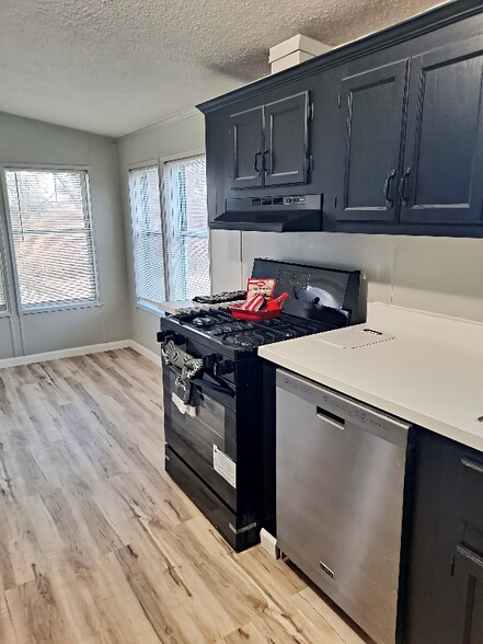 Building Photo - 17 Deerwood Park