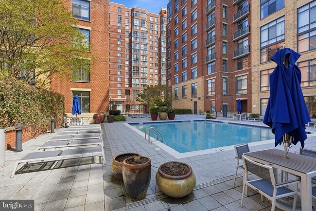 Building Photo - 520 John Carlyle St