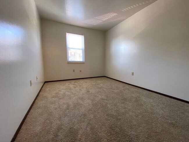 Building Photo - Wonderful 2BR in Bellevue!  Central A/C, Equipped Kitchen & More! Great Location!! Call Today!