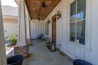 Building Photo - 4 Bedrooms, 3 bathrooms located in Fairhope!