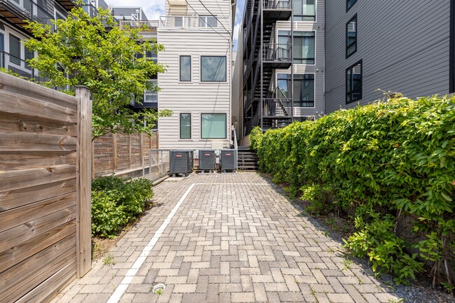 Building Photo - 822 Kennedy St NW