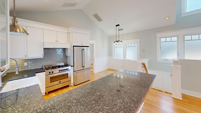 Building Photo - Spacious 4 Bed and 3 Bath Home in Coronado...