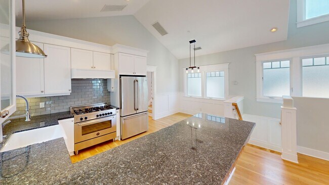 Building Photo - Spacious 4 Bed and 3 Bath Home in Coronado's Village