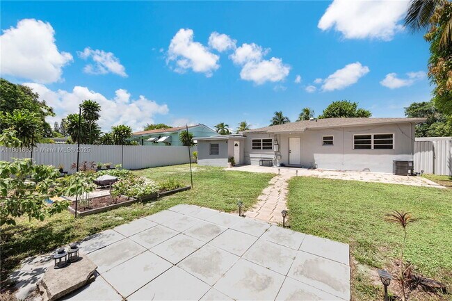 Building Photo - 250 NE 170th St