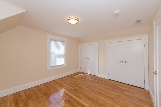 Building Photo - 9-11 Rock Valley Ave