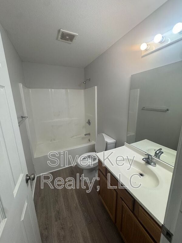 Building Photo - 220 Willow Creek Drive