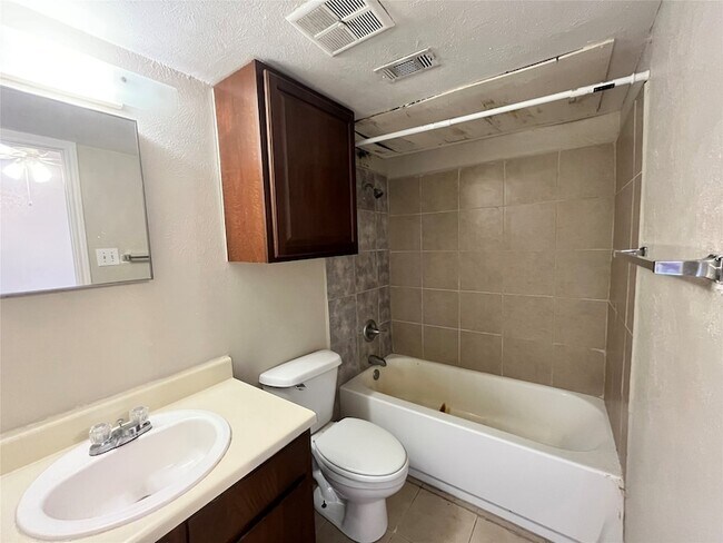 Building Photo - 2526 W Prairie St