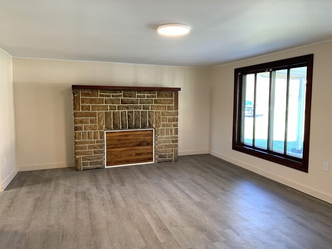 Building Photo - Single family home with 3 beds/1 bath