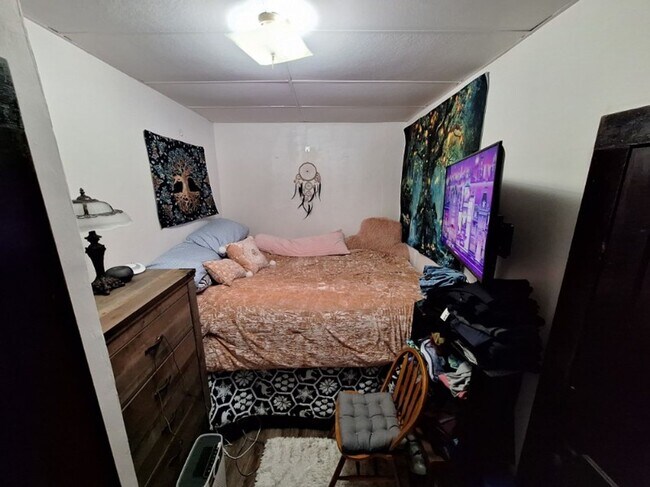 Building Photo - Cute 1 Bedroom 1 Bath Apartment On The Nor...