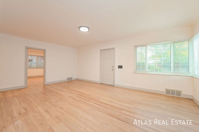 Building Photo - Stylish 3 BR townhome @ great location! ON...