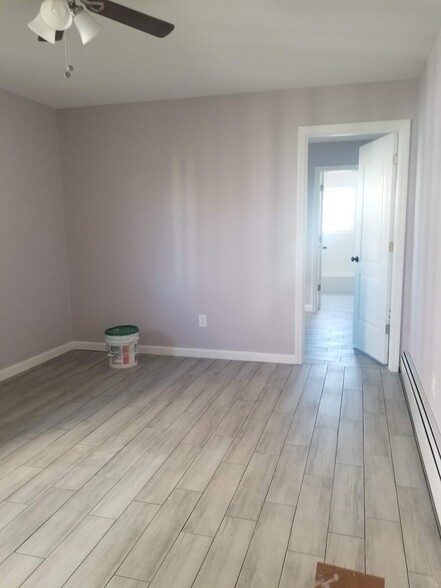 Small Living Room Area - 456 Lincoln Blvd