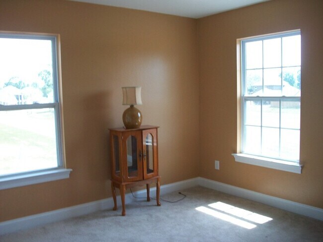 Building Photo - Newer 4 bedroom house off Old Hammond