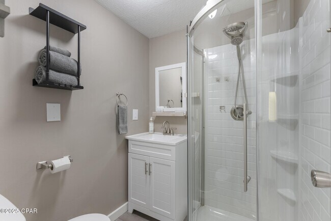 Building Photo - 164 Robin Ln