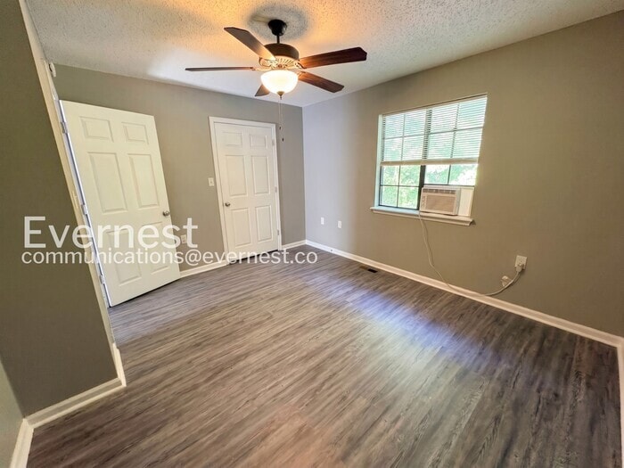 Building Photo - 1800 Labette Manor Dr