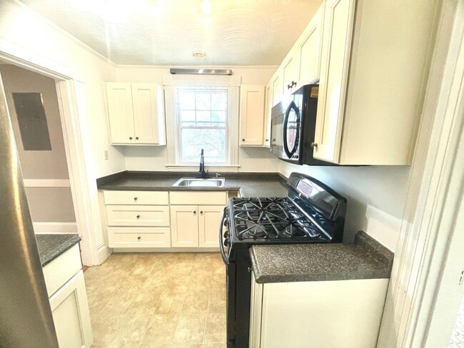 Building Photo - Stunning spacious 2nd floor apartment with Water View!