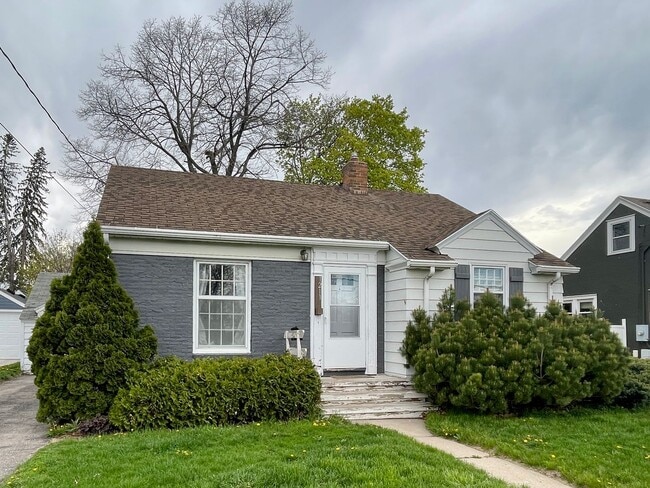 Building Photo - Welcome to this charming 2-bedroom, 1-bath...