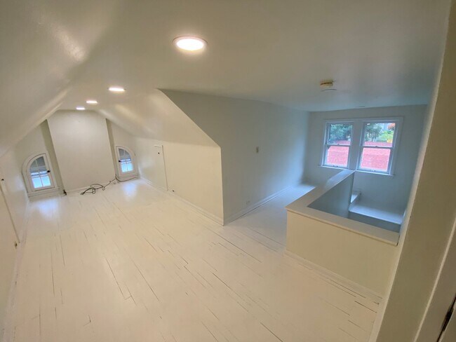Building Photo - 2975 Claremont Rd