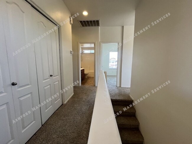 Building Photo - Spacious 3-Bedroom Plus Den in Prime Glendale Location – $900 Off Move-In