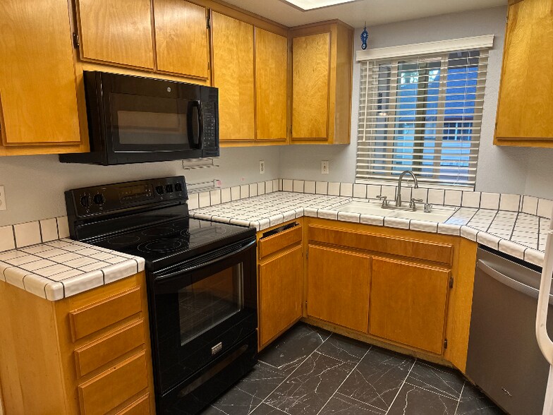 Building Photo - 1038 Cedar Gables Dr