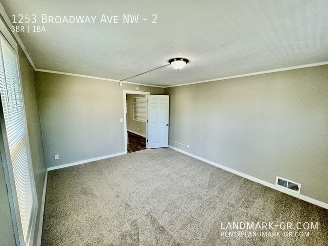 Building Photo - Updated 3 Bed/1Bath – First Month Only $1,...