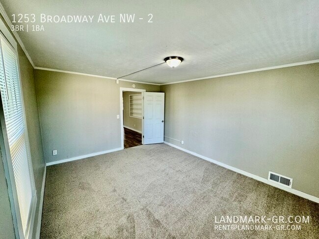 Building Photo - Updated 3 Bed/1Bath – First Month Only $995!