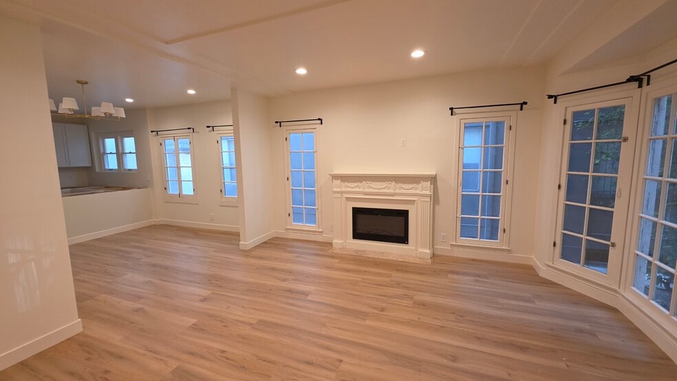 Building Photo - 458 S Roxbury Dr