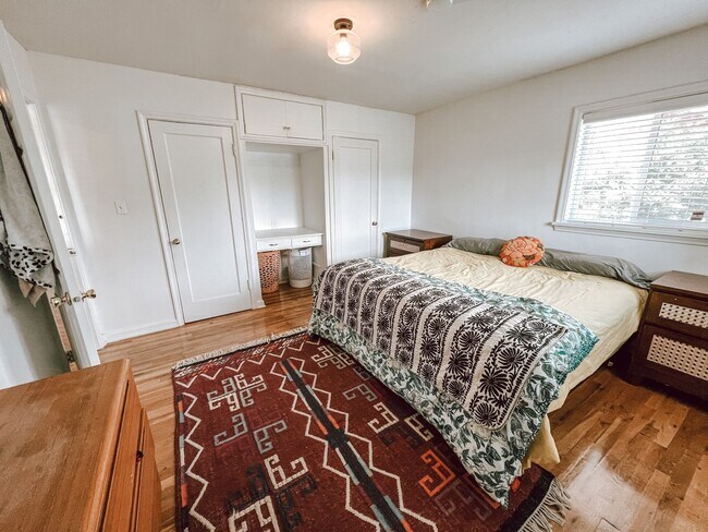 Building Photo - Stylish home ready for comfortable living
