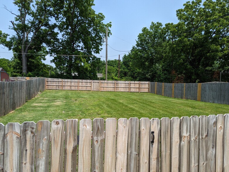 Building Photo - 1605 Douglas Ave