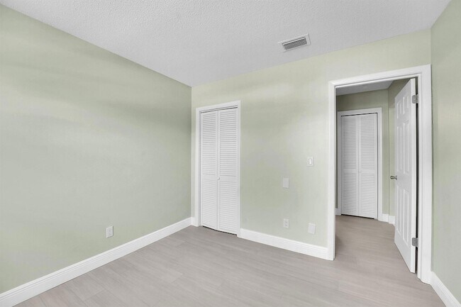 Building Photo - 154 SE Naranja Ave